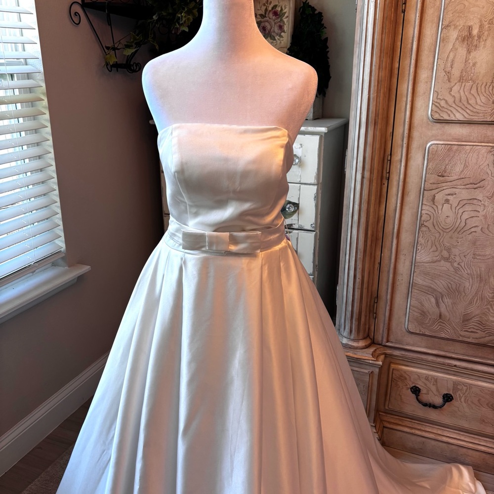 NEW Satin Wedding Dress 2 Piece Wedding Dress with Jacket NWOT Size M/8 - Picture 7 of 16
